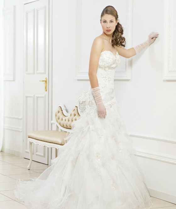 L 293 abito da sposa semi sirena in pizzo con gonna a gale in organza